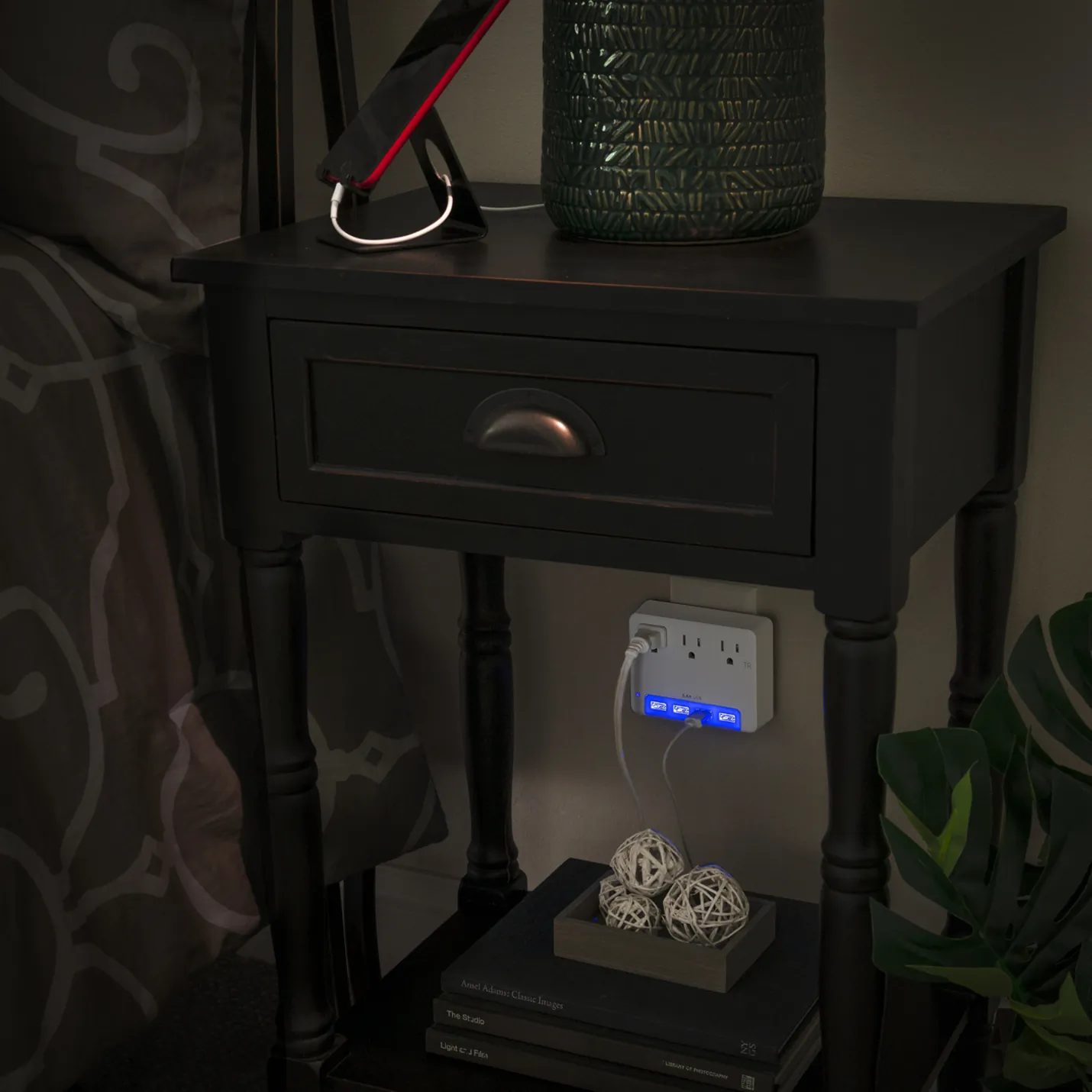 CyberPower P3WUN - CyberPower 3-Outlet Wall Tap with 4 USB Ports 3.4A