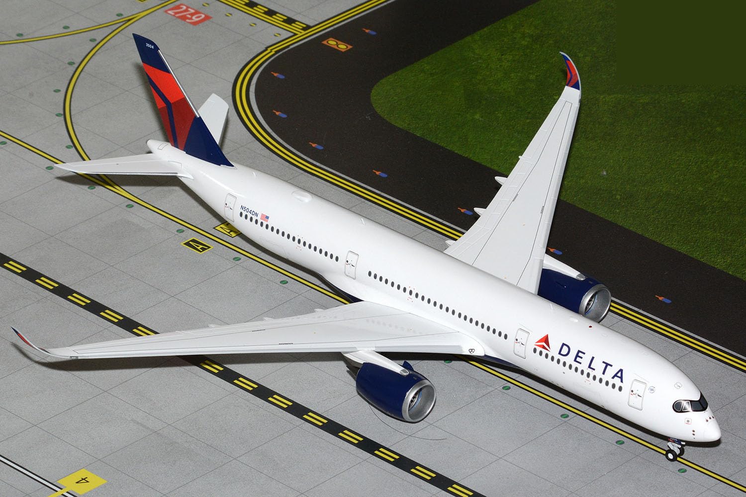 GeminiJets G2DAL1496 — Airbus A350-900 Commercial Aircraft "Delta Air Lines" (N504DN) White with Red and Blue Tail "Gemini 200" Series 1/200 Diecast Model Airplane by GeminiJets