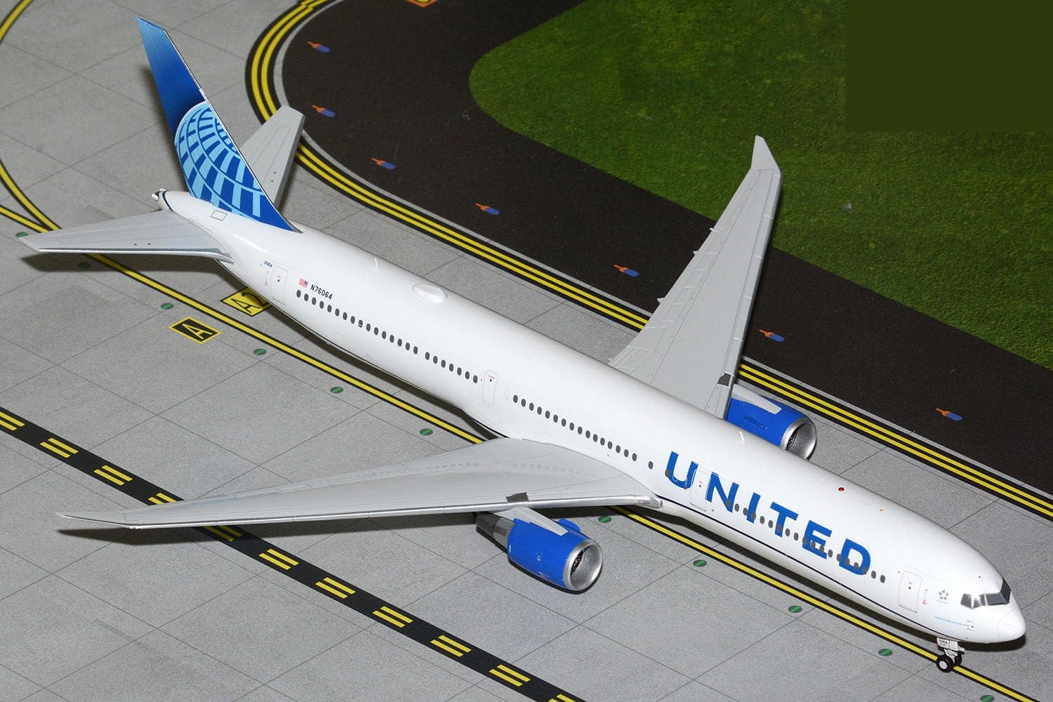 GeminiJets G2UAL1445 — Boeing 767-400 Commercial Aircraft "United Airlines" (N76064) White with Blue Tail Graphics "Gemini 200" Series 1/200 Diecast Model Airplane by GeminiJets